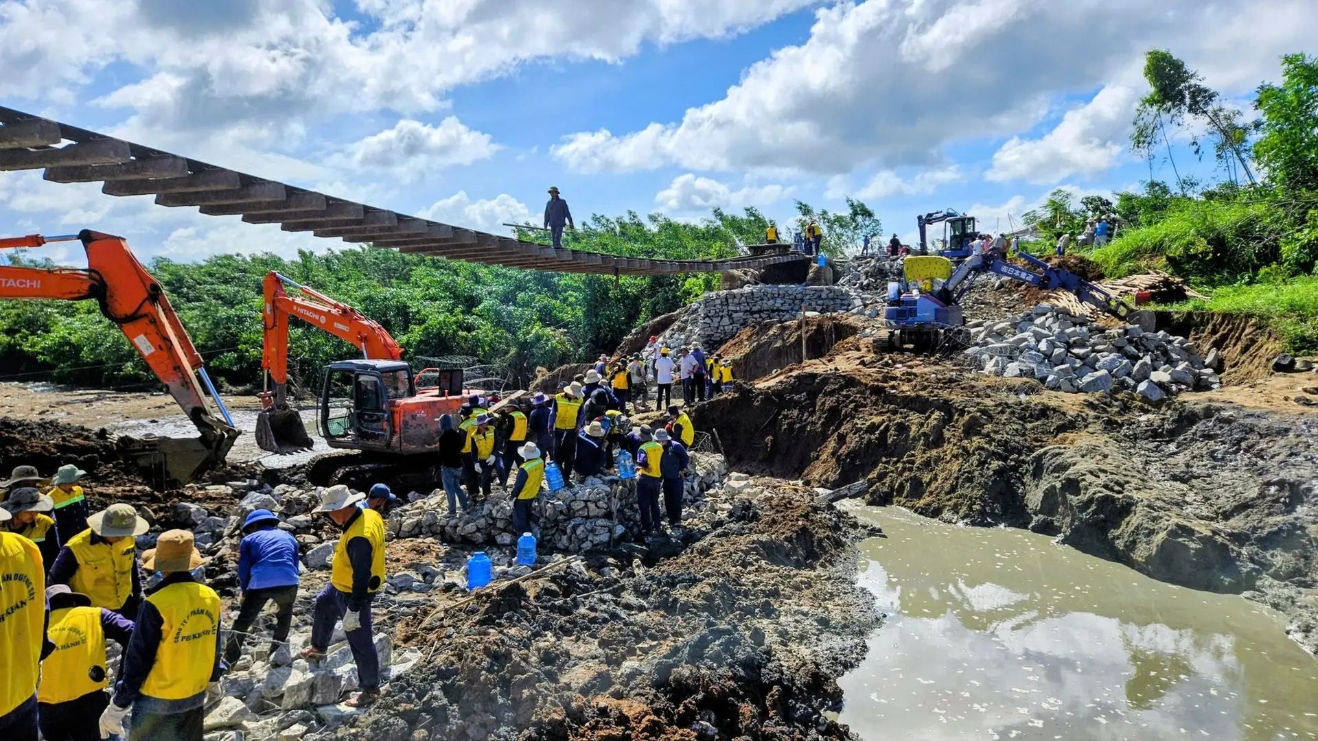 Ngành đường sắt ngừng chạy 45 chuyến tàu do bão số 13